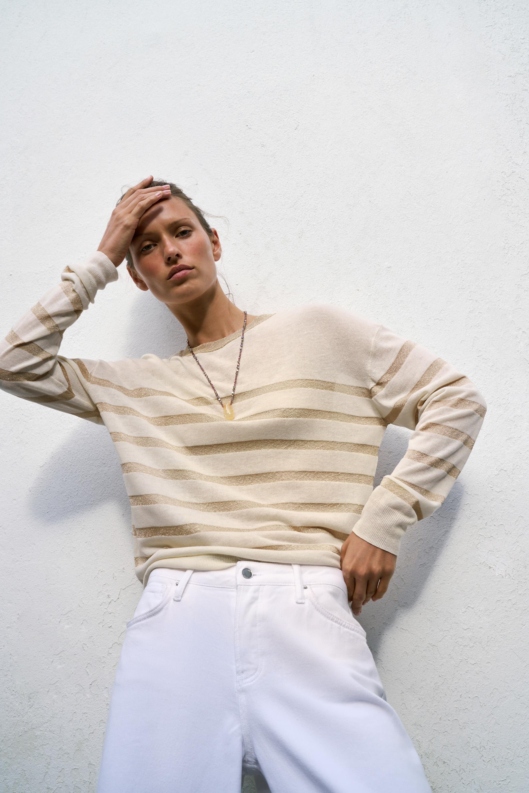 PULL EN MAILLE À RAYURES ET FIL MÉTALLISÉ
